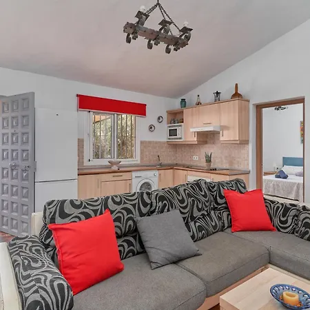 Costa Con Piscina Holiday home *